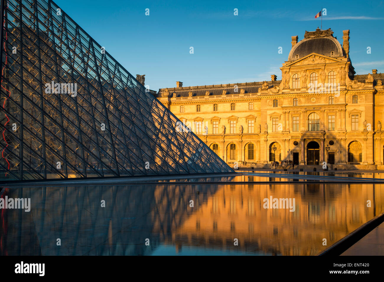 Sonnenlicht und Reflexionen am Musse du Louvre, Paris, Frankreich Stockfoto