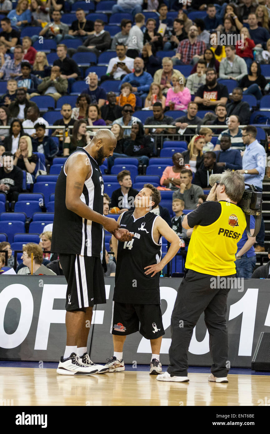 London, UK. 10. Mai 2015. BBC Sport-Moderator Mike Bushell vergleicht Höhen mit Priester Lauderdale nimmt er Teil in der Reifen Hilfe 2015 Benefiz-Basketball-Spiel und Event vor dem BBL Play-off-Finale in der O2 Arena in Greenwich Credit: Imageplotter/Alamy Live News Stockfoto