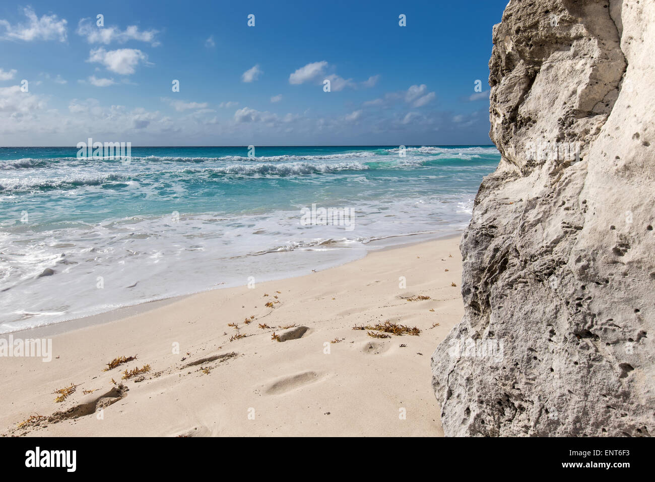 Meer mit Wellen und Felsen am Karibik-Strand Stockfoto