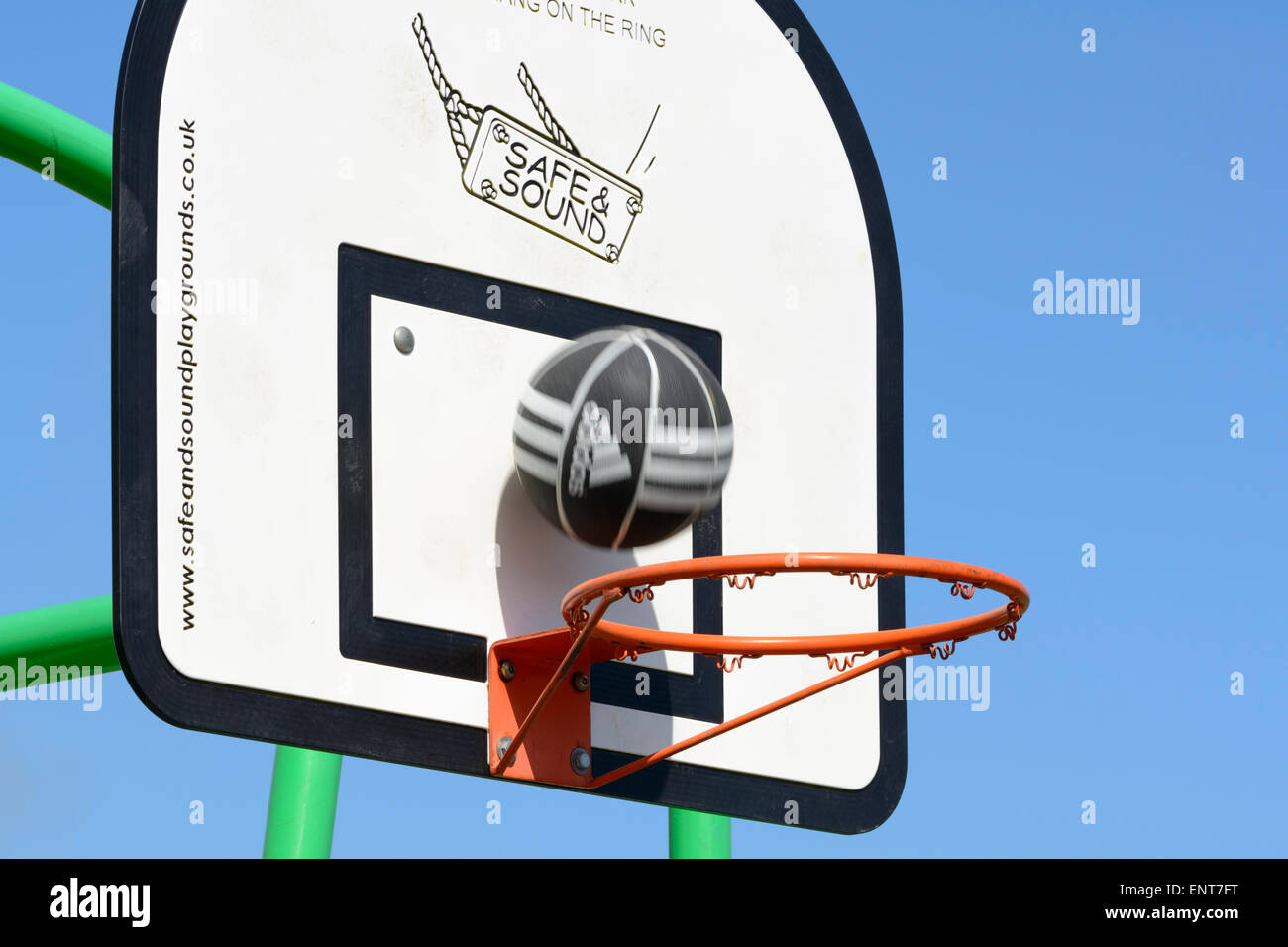 Basketball in einen Basketballkorb. Stockfoto