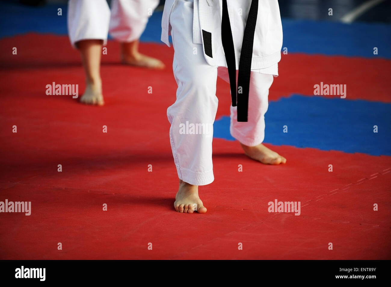Füße von zwei Karate-Praktizierenden sind auf dem Boden Wettbewerb gesehen. Stockfoto