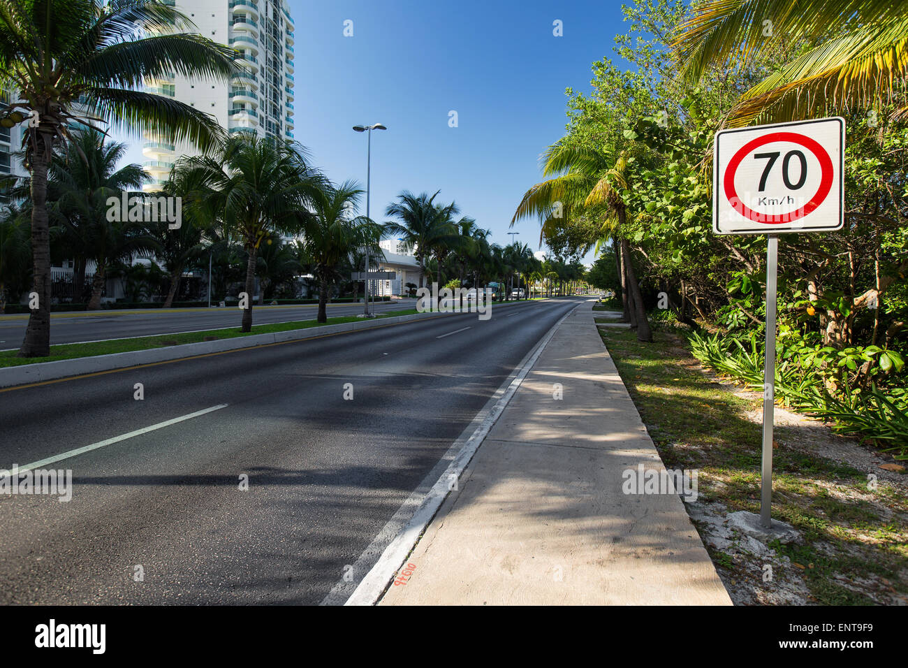 Siebzig Kilometer pro Stunde Höchstgeschwindigkeit karibischen Straße unterwegs Stockfoto