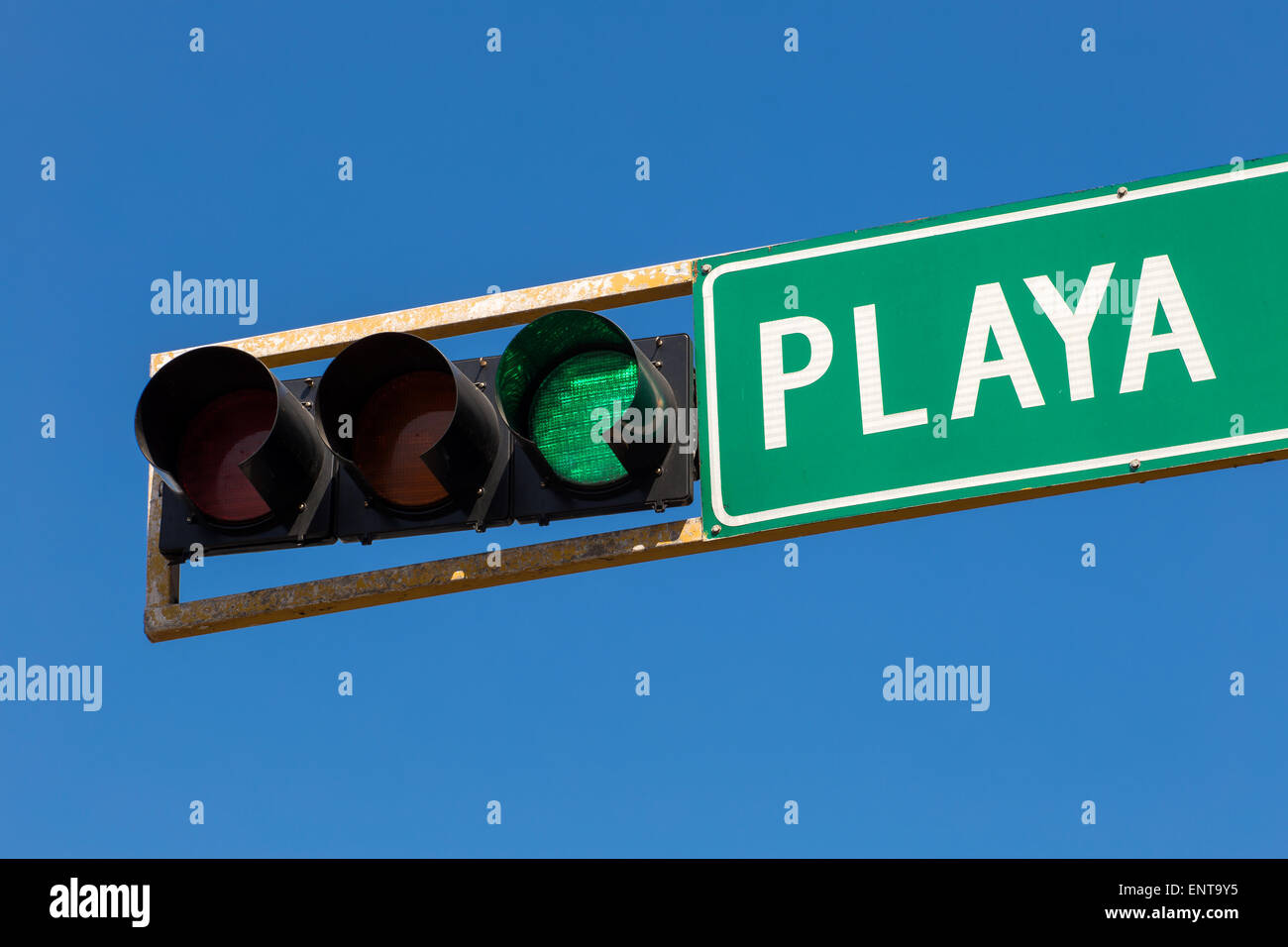 Grüne Ampel in der Stadt Stockfoto