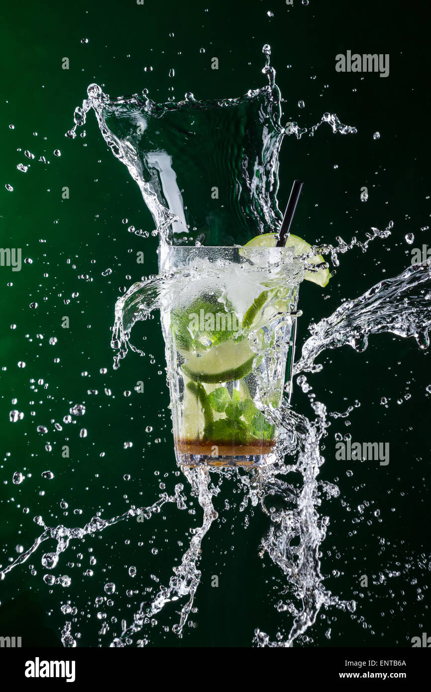 frischen Mojito trinken mit liquid Splash frieren Bewegung. Stockfoto