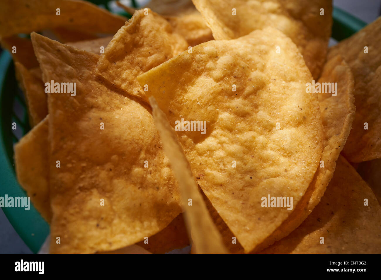 Ein Korb mit Tortilla-Chips. Typische amerikanische mexikanisches Restaurant Vorbereitung. Stockfoto