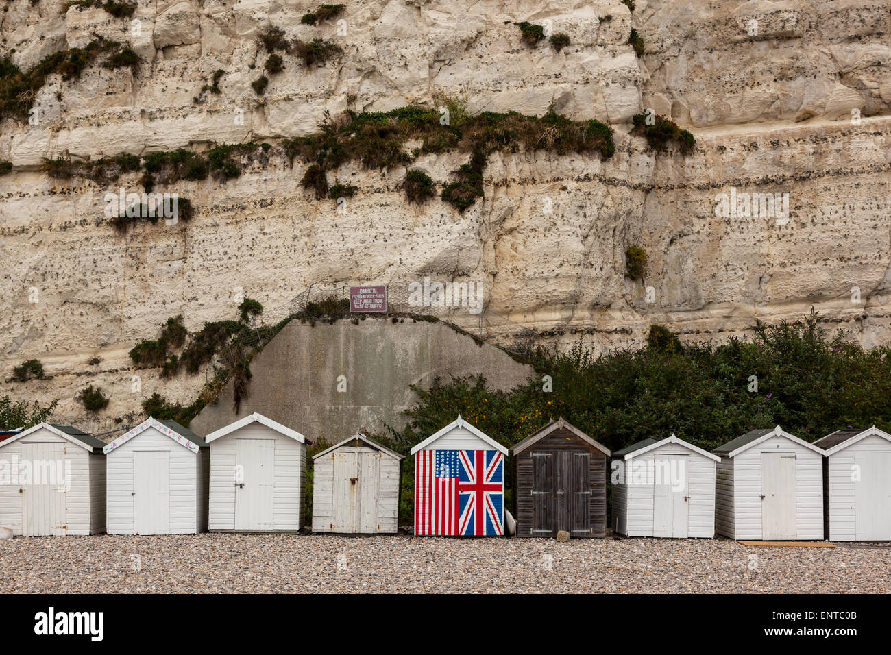 Strandhütten in einer Linie mit Bier, Devon, UK Stockfoto
