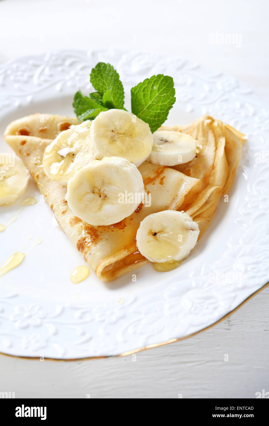 Pfannkuchen mit Bananen und Honig, Essen Stockfoto