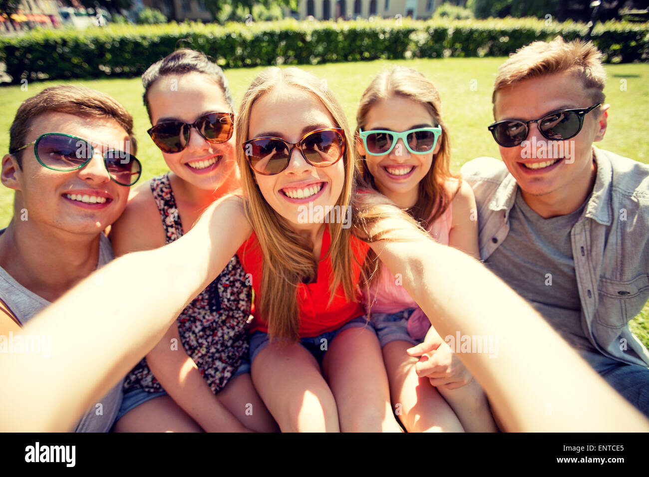 Gruppe von lächelnden Freunde machen Selfie im park Stockfoto