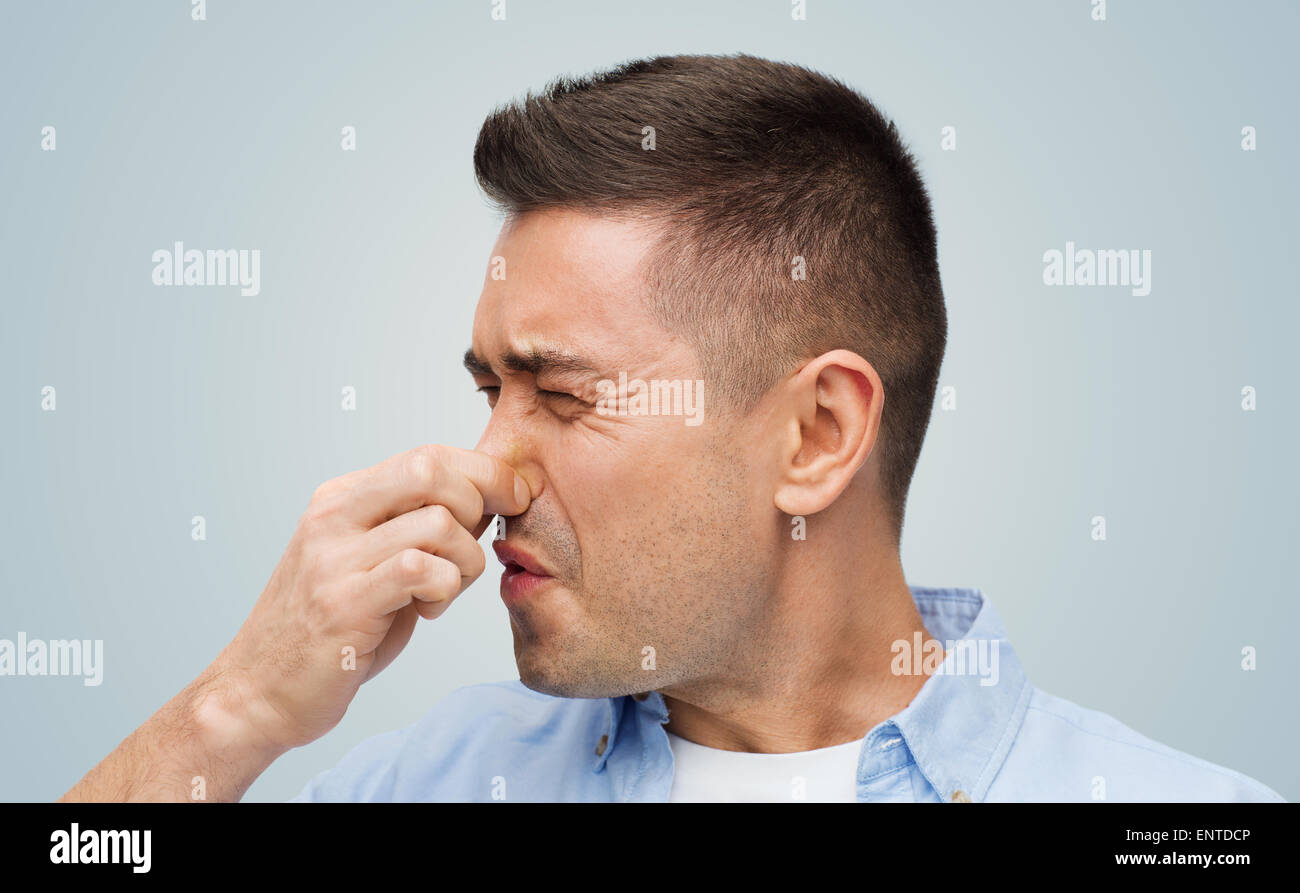 Mann Wrying unangenehmen Geruch Stockfoto