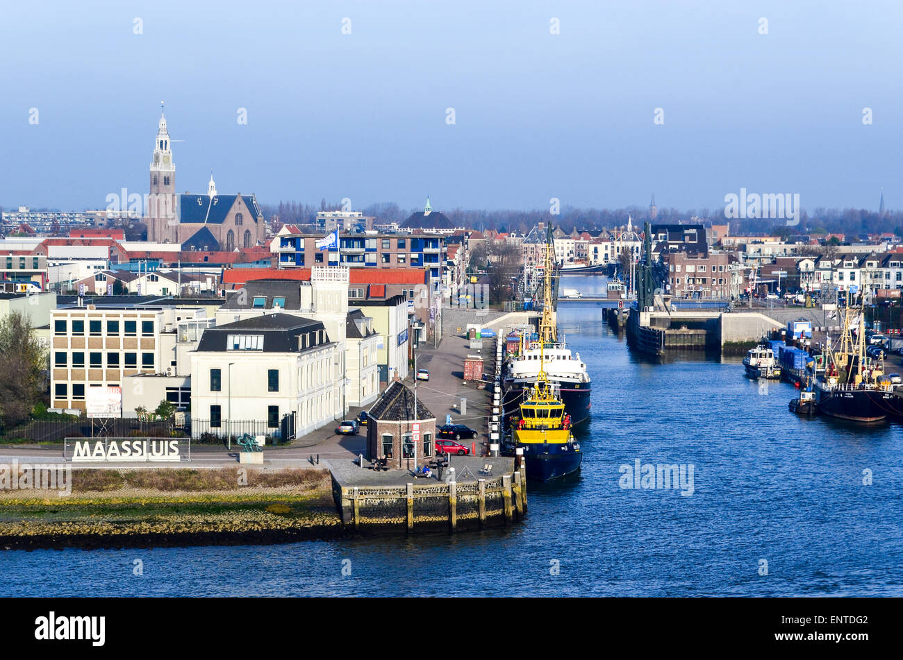 Stadt von Maassluis gesehen von einem Frachtschiff vorbei in die Nieuwe Waterweg Stockfoto