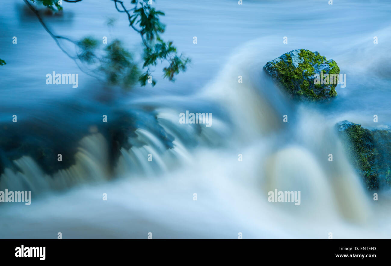 Wasser fließt über einen kleinen Bach Stockfoto