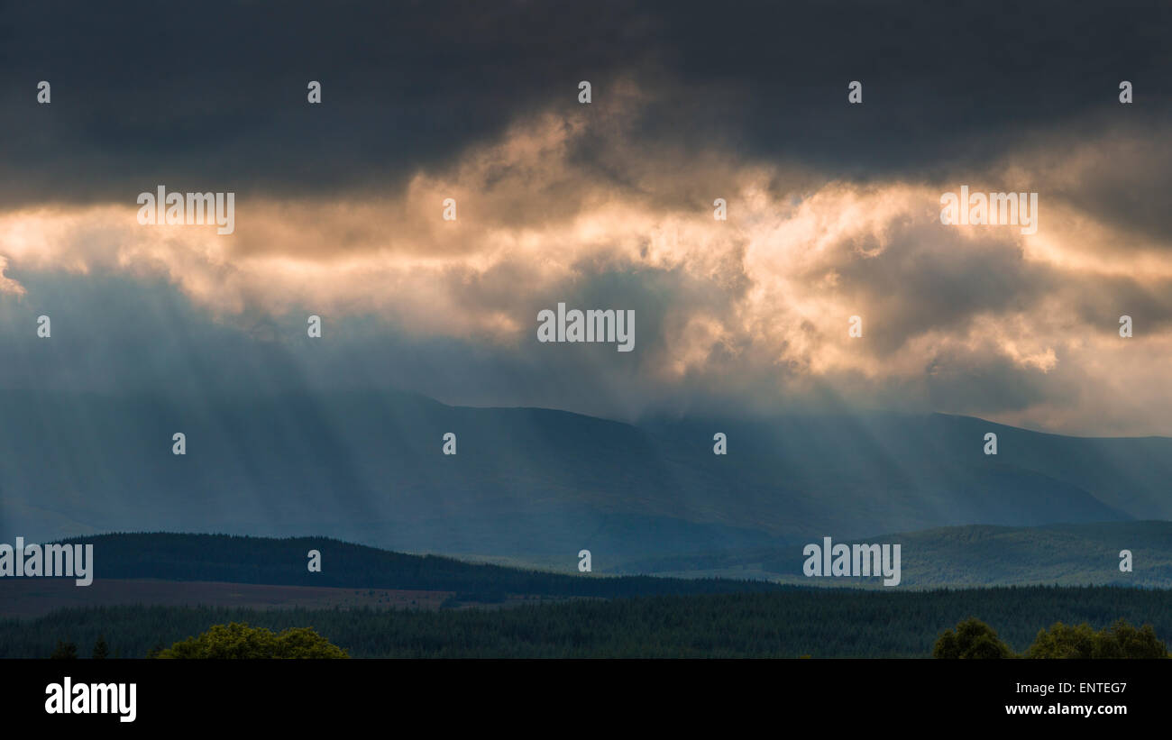 Licht bricht durch die Wolken auf der Galloway Hills, Dumfries and Galloway, Schottland, UK Stockfoto