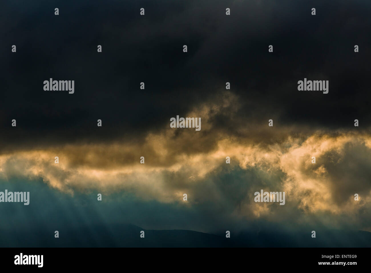 Dramatische Himmel, Licht bricht durch die Gewitterwolken in einem stürmischen Himmel, Schottland, Großbritannien Stockfoto