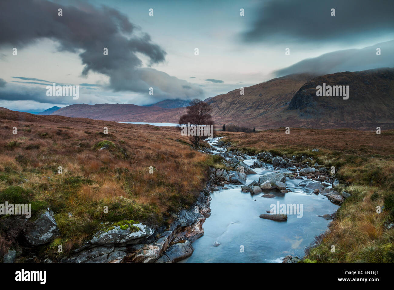 Schottische Highlands - Sie suchen eine schöne Tal zum Loch Ghuilbinn am Corrour Immobilien, Inverness-shire, Highlands von Schottland, Großbritannien Stockfoto