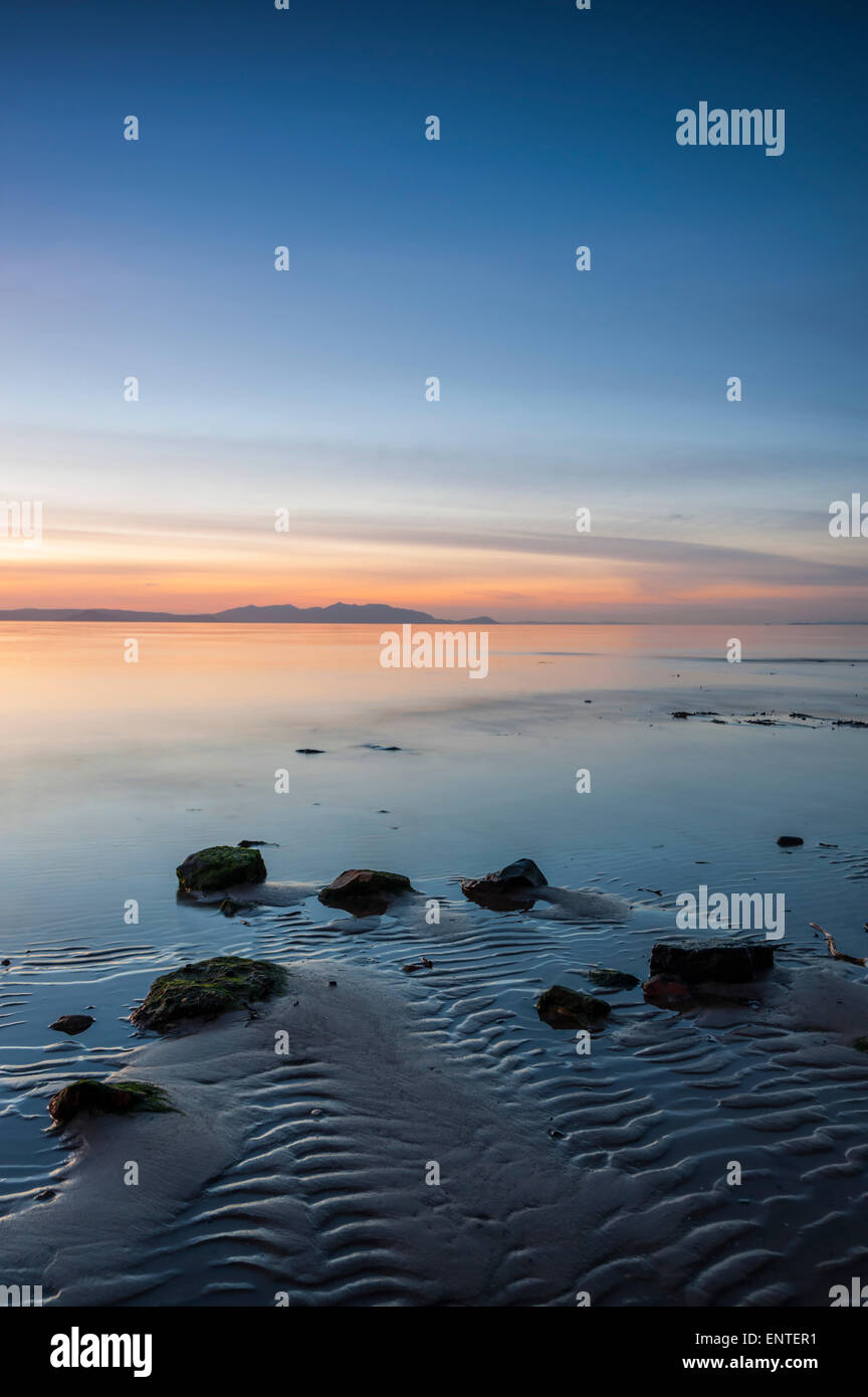 Schönen Abend an der Küste in Ayrshire Blick auf der Isle Of Arran, Scotland, UK Stockfoto