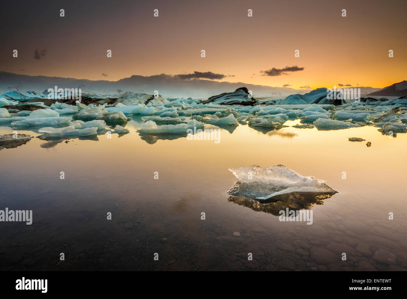 Island-Landschaft - Sonnenuntergang am Jökulsárlón Lagune, Vatnajökull-Nationalpark, Island bei Sonnenuntergang Stockfoto