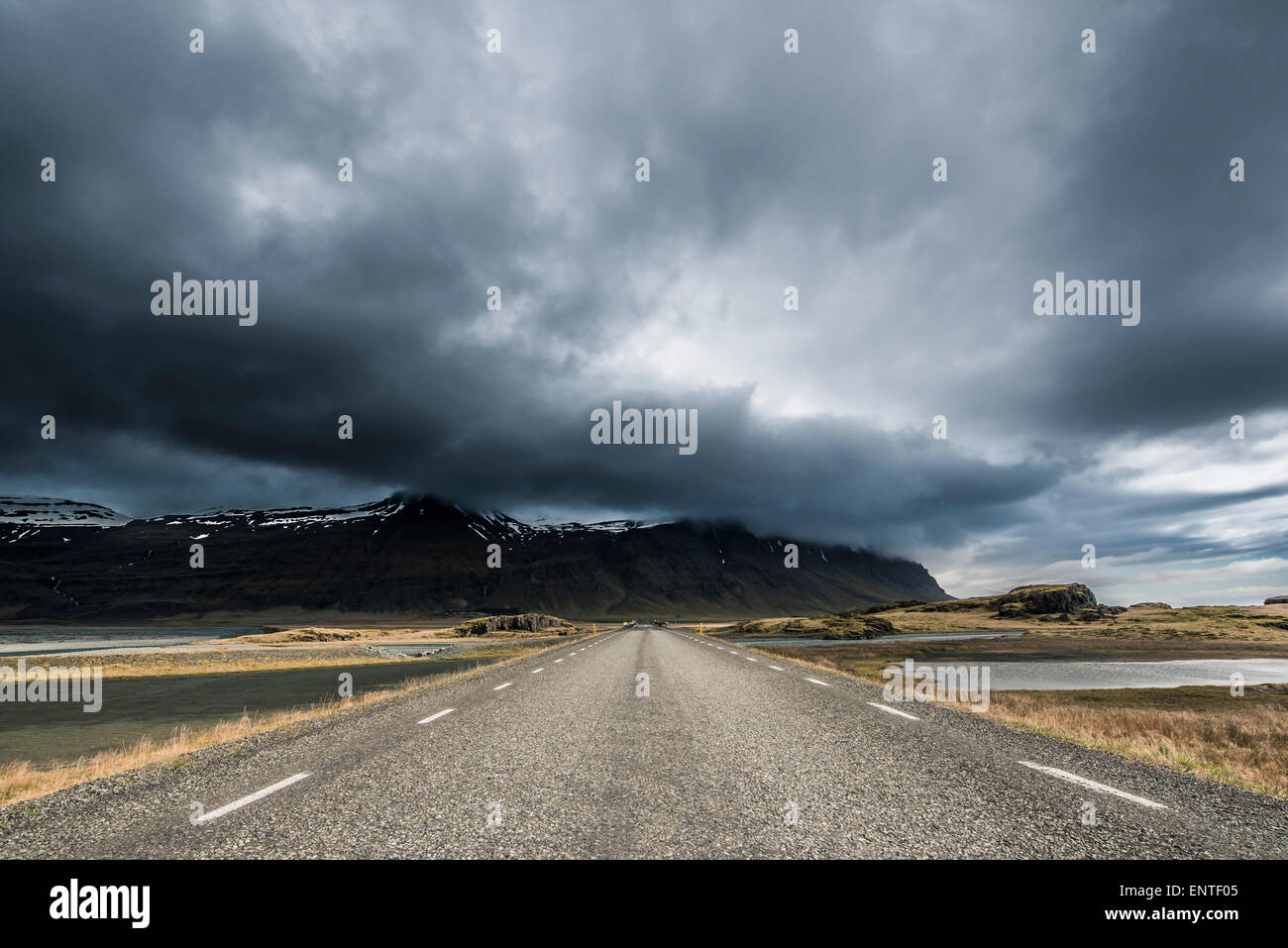 Auf eine Reise durch eine leere gerade Straße, Breidamerkursandur im südlichen Island Landschaft Stockfoto