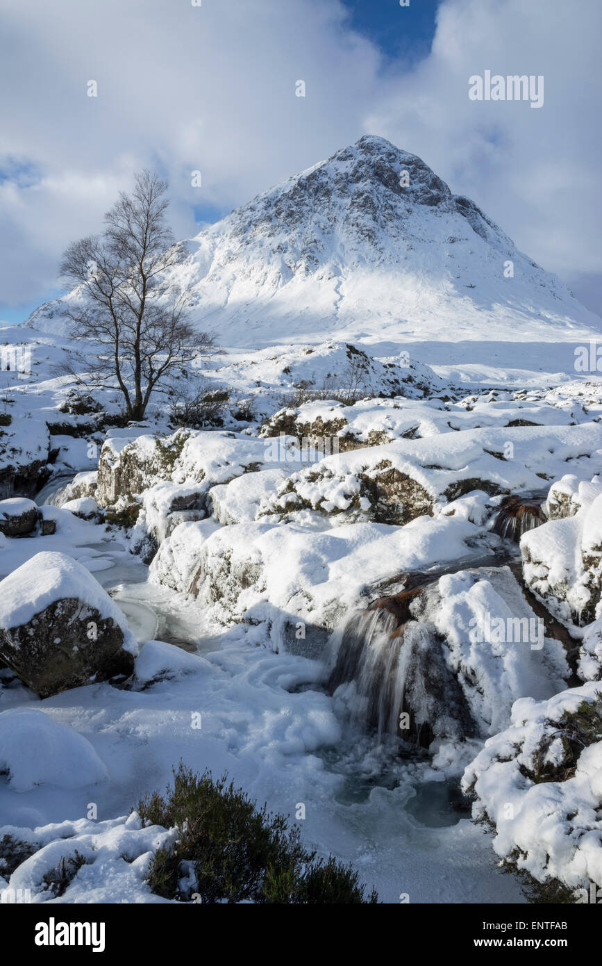 Buachaille Etive Mor Berg schottische Landschaft und Fluss Coe, Glen Coe im Schnee im Winter, Highlands, Schottland, Großbritannien Stockfoto