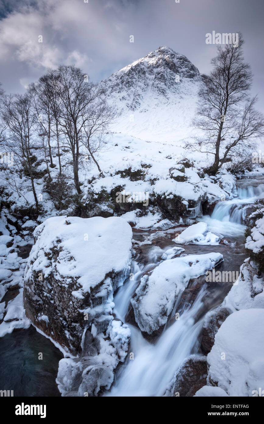 Schottland, Winterschnee - Buachaille Etive Mor Bergszene und River Coe, Glen Coe, Highlands, Großbritannien Stockfoto