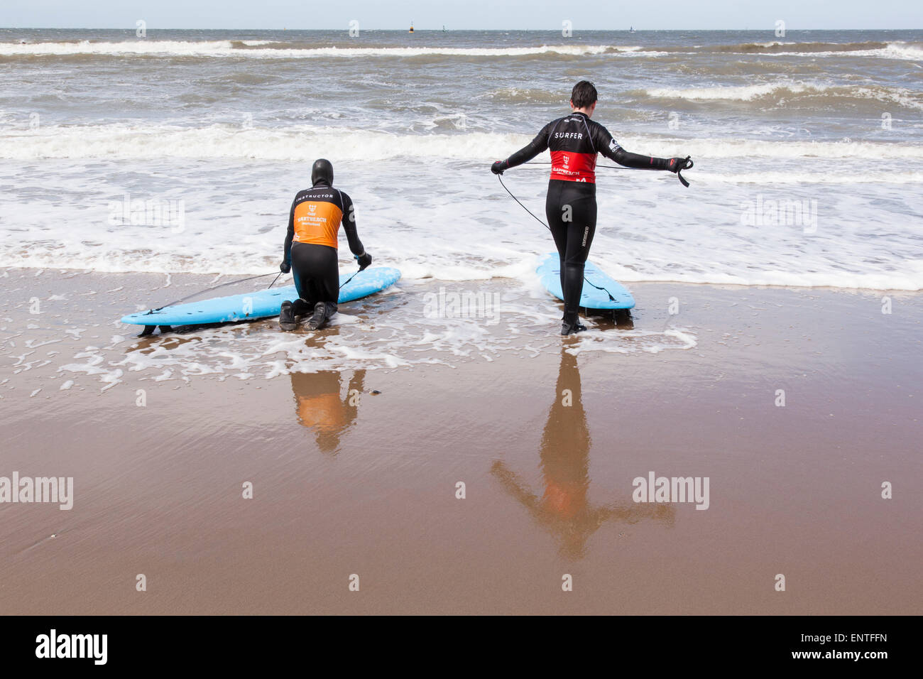 Kursleiter und Surfer mit Surfbrettern am Strand von scheveningen Stockfoto