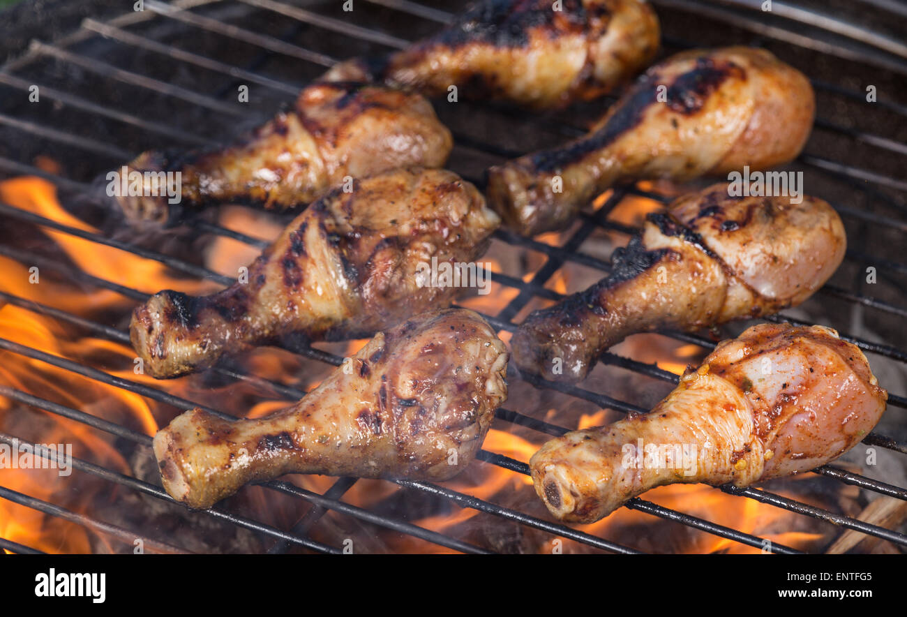 Leckere Hähnchen Beine am Gartengrill, Nahaufnahme Stockfoto