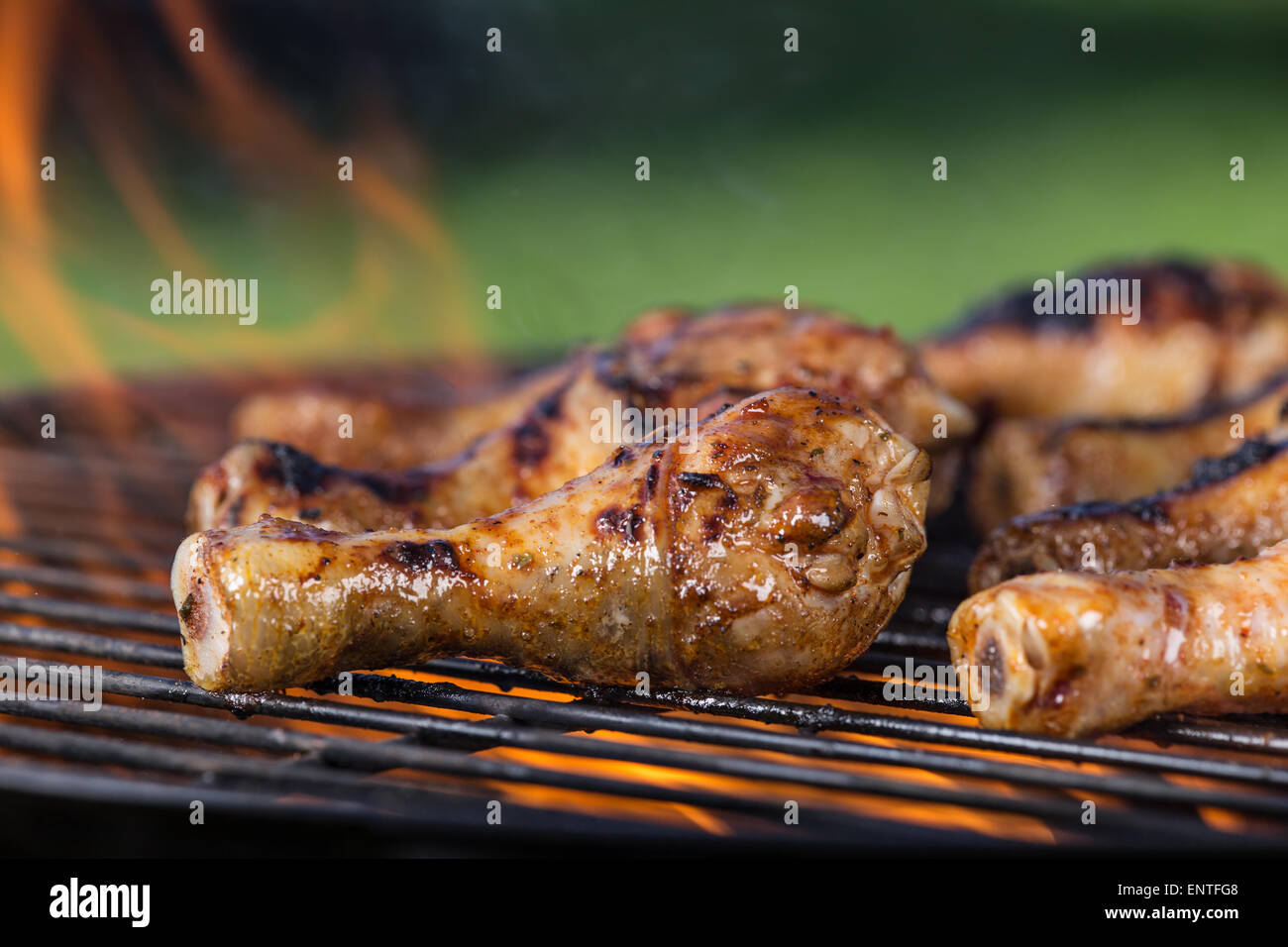 Leckere Hähnchen Beine am Gartengrill, Nahaufnahme Stockfoto