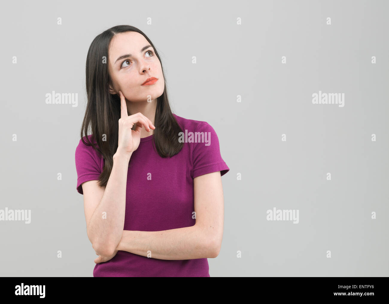 Porträt des jungen kaukasischen Frau mit denken Geste. textfreiraum verfügbar Stockfoto