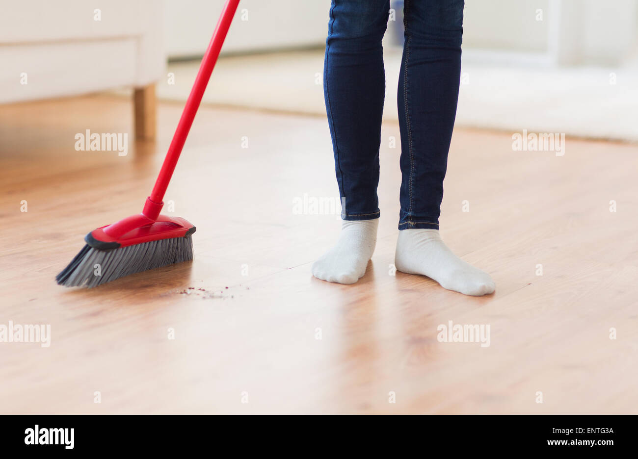 Nahaufnahme von Frau Beine mit Besen fegt Stock Stockfoto