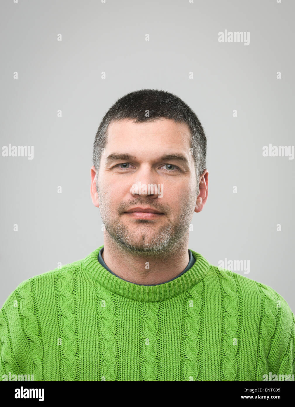 Vorderansicht des kaukasischen Mann mit leeren Ausdruck. echte Menschen Porträt Stockfoto