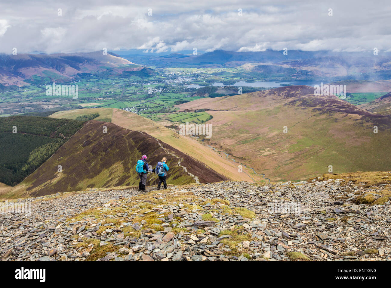 Wanderer-Materialseilbahn in Richtung Graupel wie von Grisedale Pike, Lake District, Cumbria UK Stockfoto