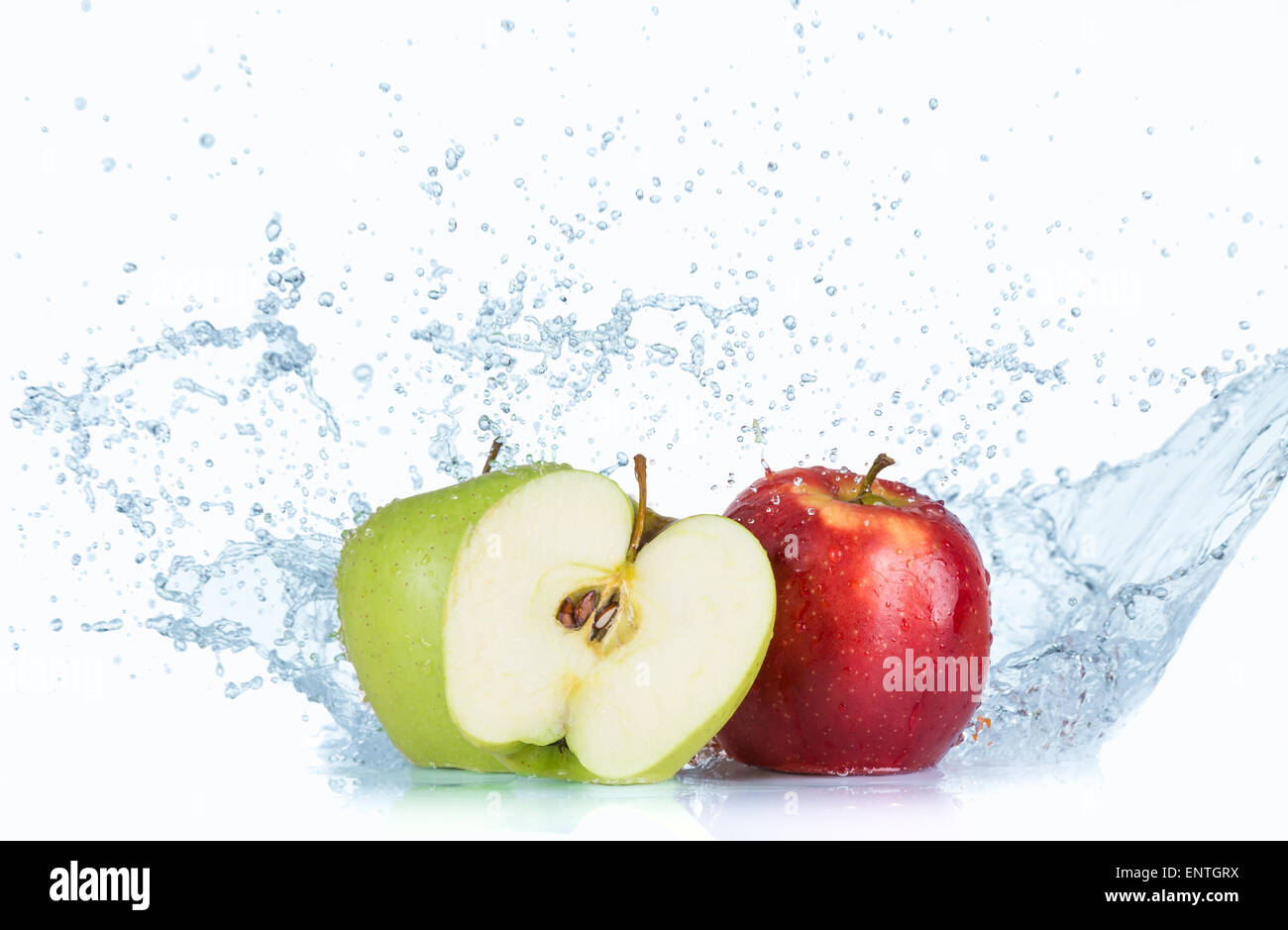 Wasser spritzt auf weißem Hintergrund Stockfoto