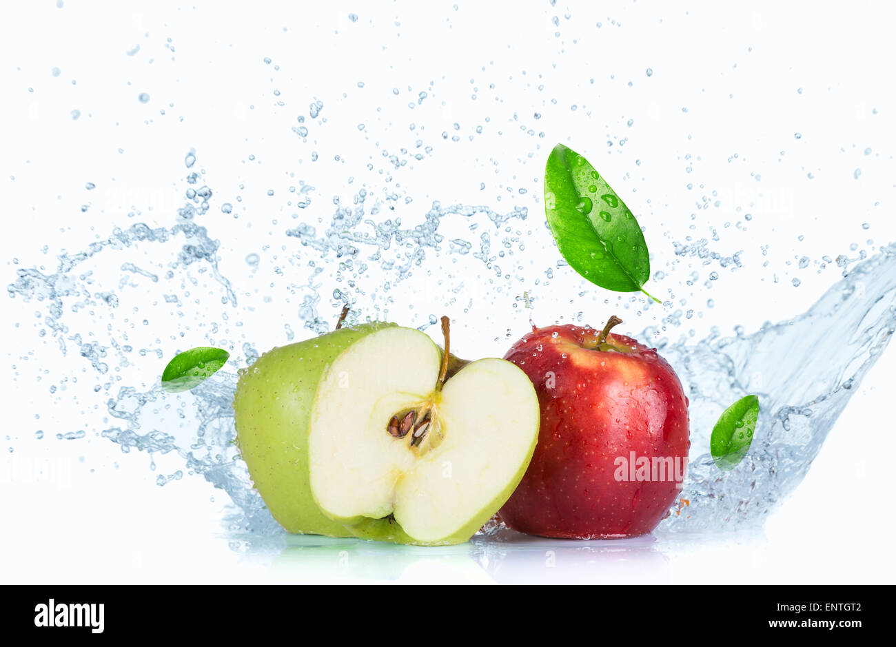 Wasser spritzt auf weißem Hintergrund Stockfoto
