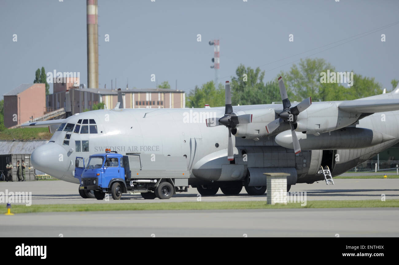 Caslav, Tschechische Republik. 11. Mai 2015. Die Jas-39 Gripen Kämpfer der ungarischen und der schwedischen Luftstreitkräfte haben landete auf dem Militärflughafen in Caslav in Lion Aufwand internationalen Ausübung Gripen Piloten teilzunehmen, das beginnt heute, am Montag, 11. Mai 2015, und läuft bis zum 24. Mai. Neben Flugzeugen aus der Tschechischen Republik, Ungarn und Schweden wird Thailand auch in diesem Jahr Übung, aber ohne seine Flugzeuge teilnehmen. Die Übung ist um zehn Jahre Gripen schützende Tschechische Luftraum zu markieren. Schwedische Lockheed C-130 Herkules Transportflugzeug auf dem Foto. Stockfoto