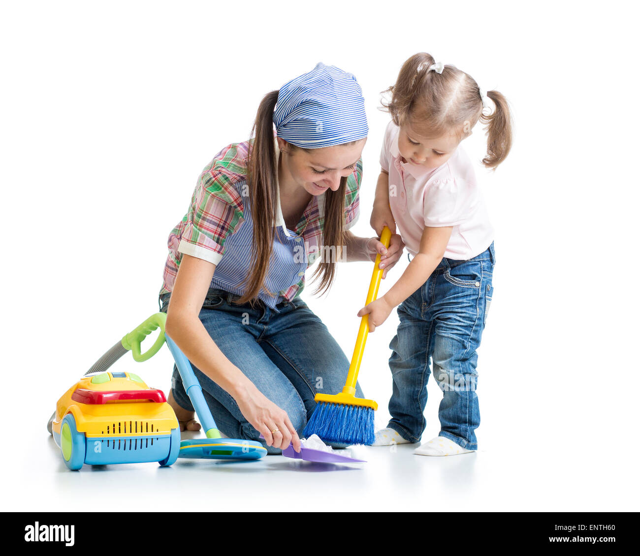 Kind Mädchen und Mutter Sweep Boden isoliert Stockfoto