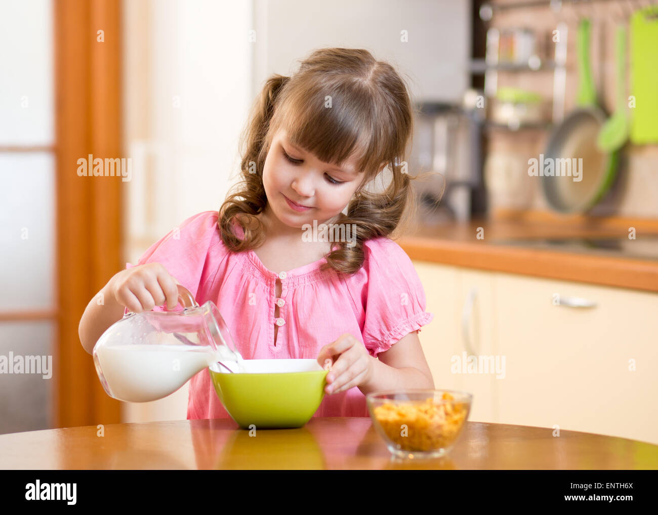 Kind Mädchen gesunder Ernährung zu Hause in Küche Stockfoto
