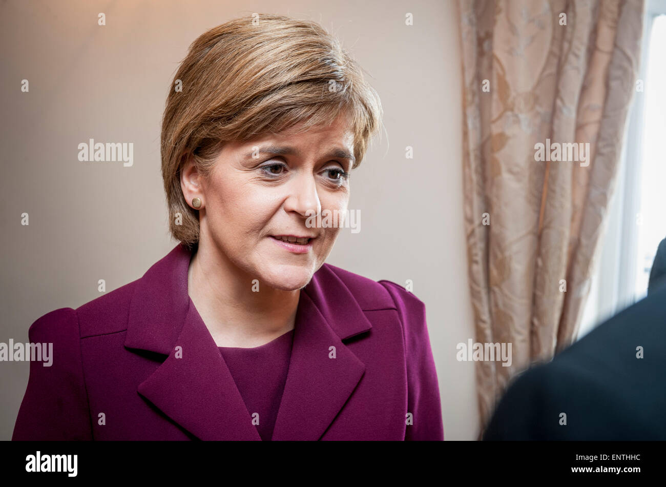 Nicola Sturgeon, Schottlands erster Minister, während die allgemeine Wahlkampagne befragt Stockfoto