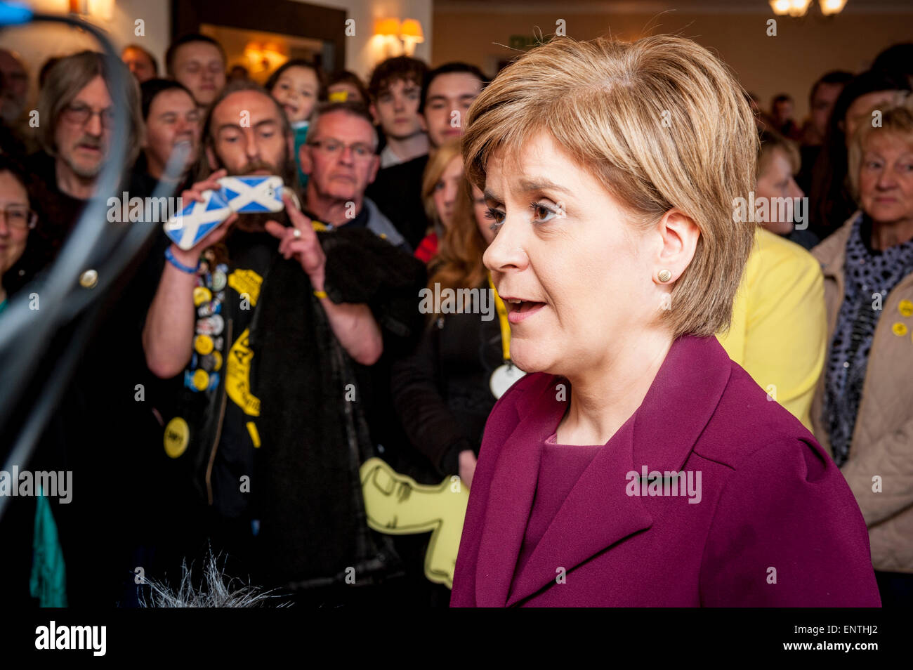 Nicola Sturgeon, Schottlands erster Minister, während die allgemeine Wahlkampagne befragt Stockfoto