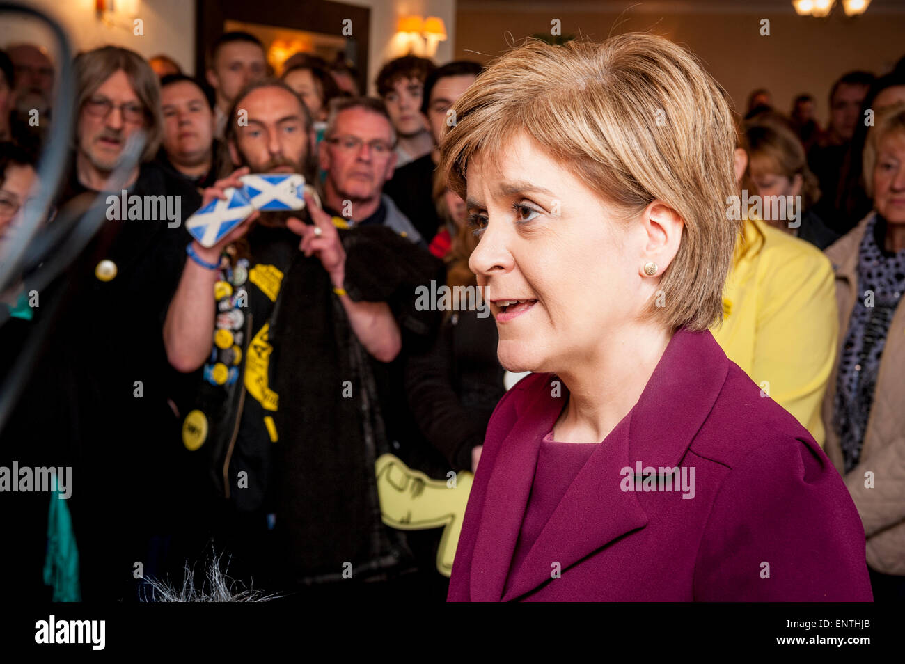 Nicola Sturgeon, Schottlands erster Minister, während die allgemeine Wahlkampagne befragt Stockfoto