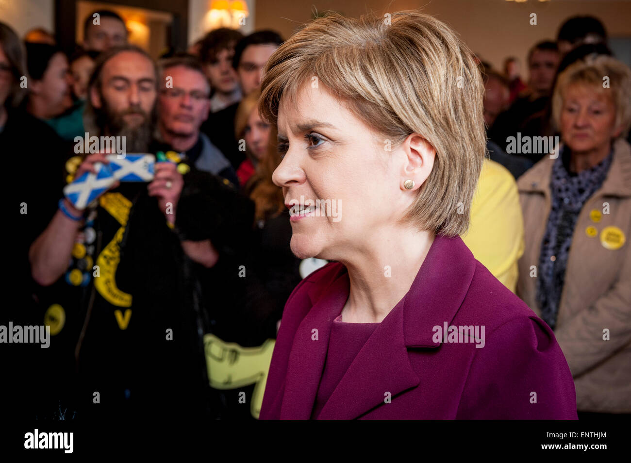 Nicola Sturgeon, Schottlands erster Minister, während die allgemeine Wahlkampagne befragt Stockfoto