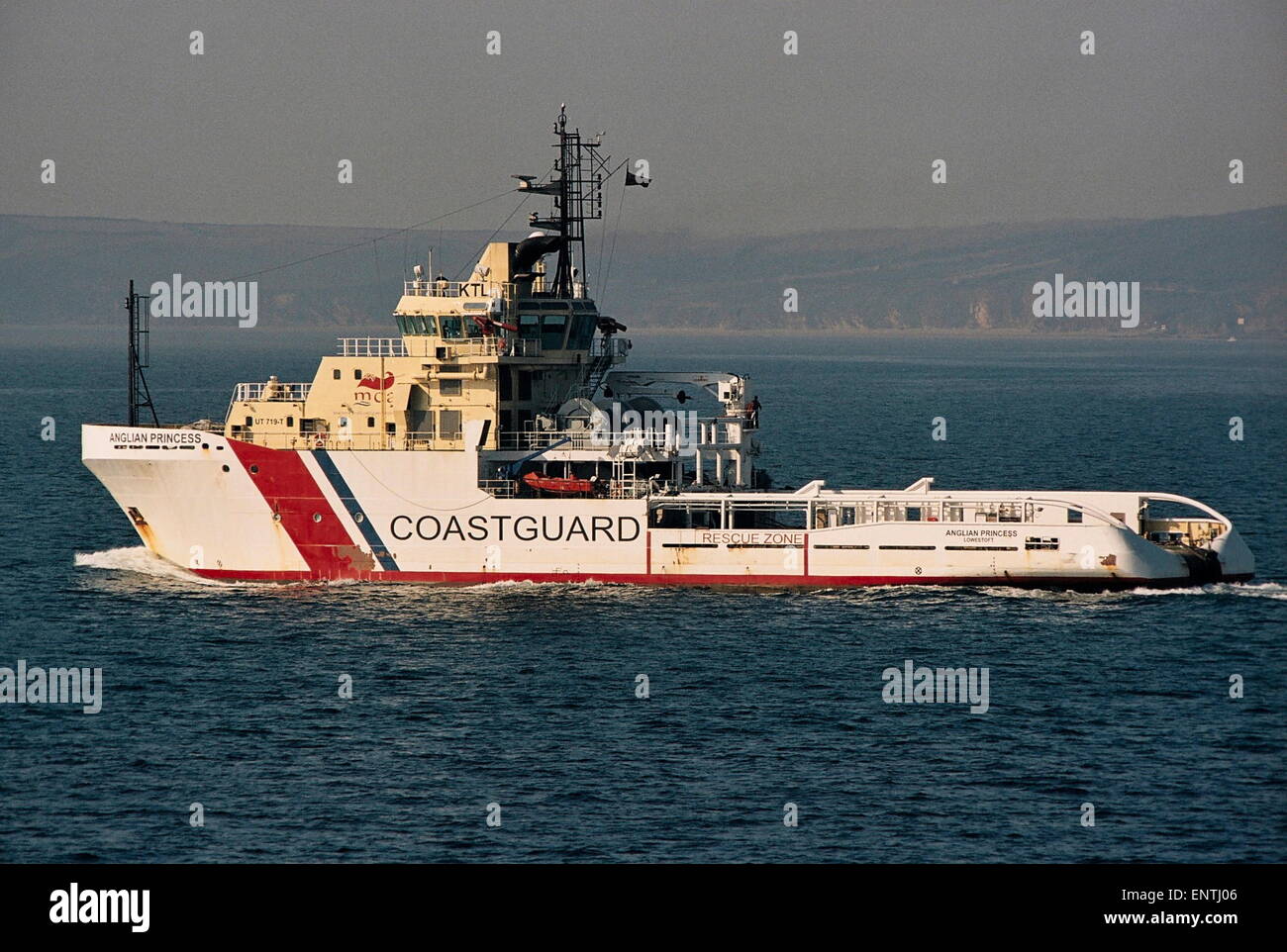 AJAXNETPHOTO. 2003. PLYMOUTH, ENGLAND. -MCA ETV - ANGLIAN PRINCESS, EIN 180 TONNE CHINESEN GEBAUT ZERREN AN DER UK MARITIME COASTGUARD AGENCY GECHARTERTEN AUF PATROUILLE VOR DER SÜDKÜSTE. EINE SCHWESTER-SCHIFF GING AUF DIE HILFE VON DER KANADISCHEN U-BOOT-CHICOUTIMI, DIE ON-BOARD-GROßBRAND IM ATLANTIK ERLITTEN. FOTO: JONATHAN EASTLAND/AJAX REF: TC4916 39 36 Stockfoto