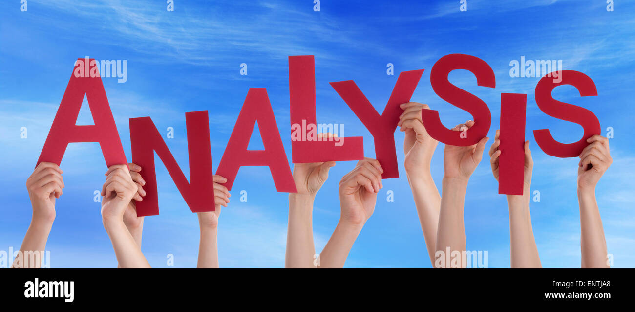 Hände halten rote Wort Analyse blauer Himmel Stockfoto