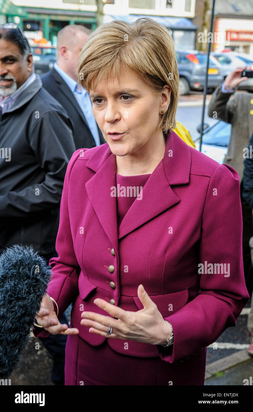 Nicola Sturgeon, Schottlands erster Minister, während die allgemeine Wahlkampagne befragt Stockfoto