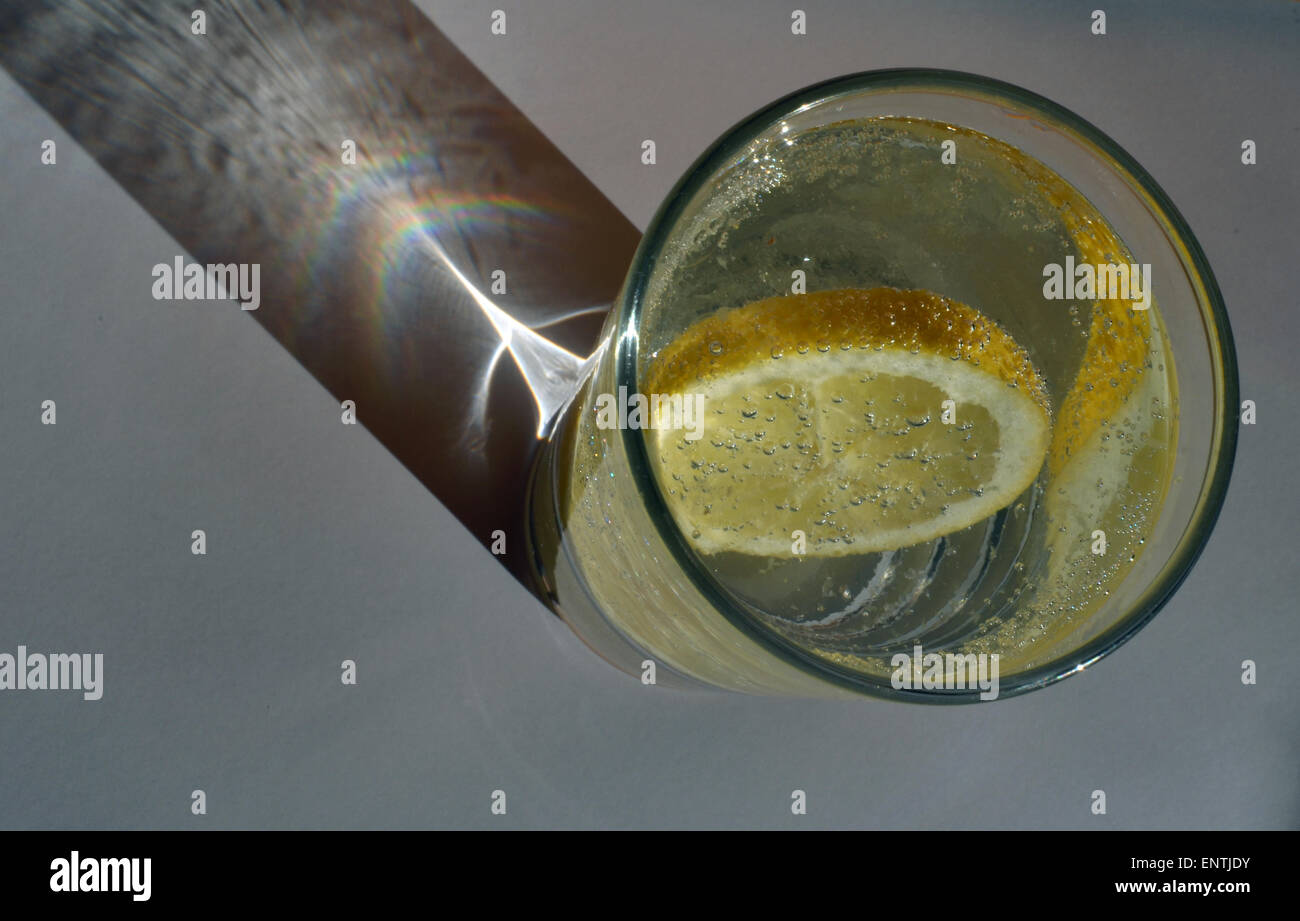 Gin & Tonic in ein hohes Glas Stockfoto