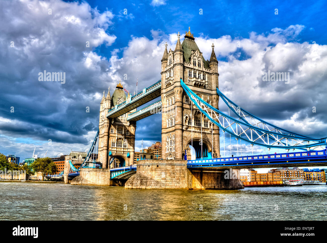 Tower Bridge, berühmte kombinierte Bascule und Hängebrücke die Themse überquert. London, Vereinigtes Königreich. HDR. Stockfoto