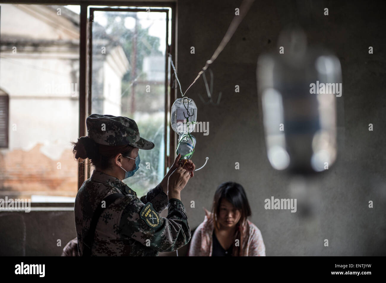 Kathmandu, Nepal. 11. Mai 2015. Xu Zhaoxia, Oberschwester der Notaufnahme des chinesischen Chengdu militärische Region Ärzteteam gibt Transfusion-Behandlung für einen Patienten in Kathmandu, Nepal, 10. Mai 2015. Seit der Ankunft der Chengdu militärische Region Ärzteteam, das einzige ausländische Hilfe-Team in der Lage Vollspektrum-Knochen - im Zusammenhang mit chirurgischen Eingriffen, hat mehr als 200 Patienten behandelt, mehr als 100 chirurgische Eingriffe, einschließlich 34 wichtigsten durchgeführt. Bildnachweis: Xinhua/Alamy Live-Nachrichten Stockfoto