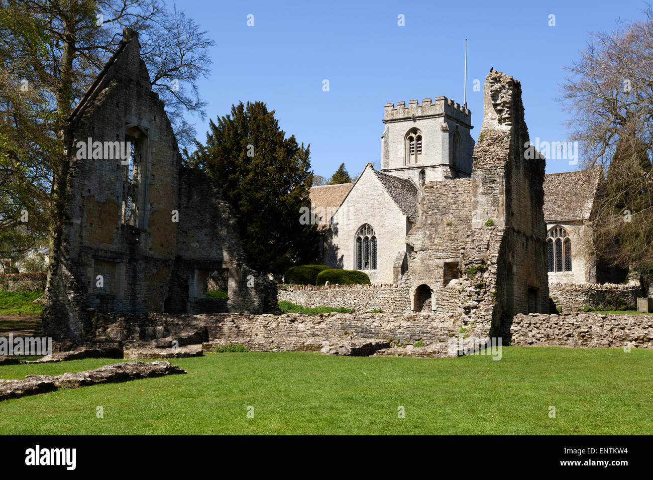 Ruinen von Minster Lovell Hall (erbaut in den 40er), Minster Lovell, in der Nähe von Witney, Cotswolds, Oxfordshire, England, Vereinigtes Königreich Stockfoto