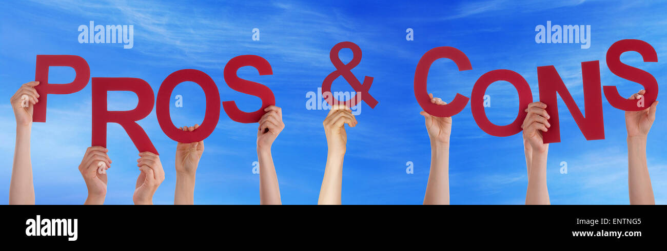 Hände halten rote Wort vor- und Nachteile blauer Himmel Stockfoto