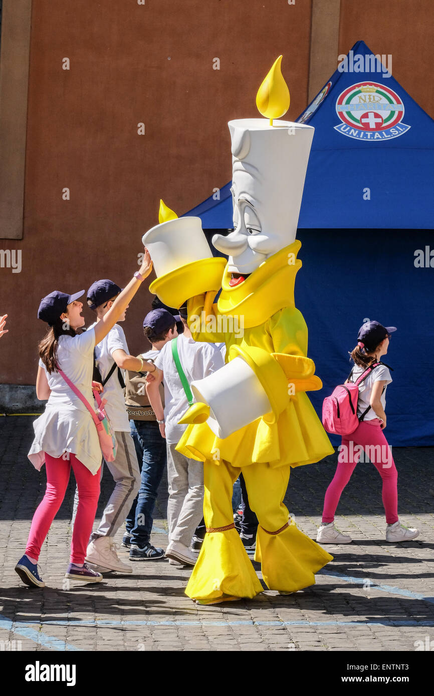 Vatikan-Stadt. 11. Mai 2015. Disney-Figuren begrüßen die Kinder der "Werk des Friedens" (LaFabbrica della Pace) - Nervi Halle 11 2015 Credit: wirklich Easy Star/Alamy Live News Stockfoto