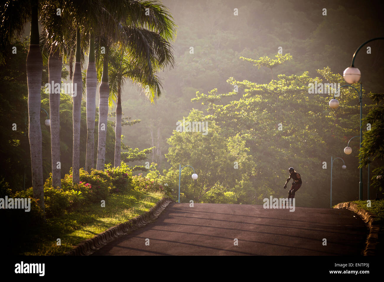 Mann reitet auf einem Longboard Skate, Bali, Indonesien. Stockfoto
