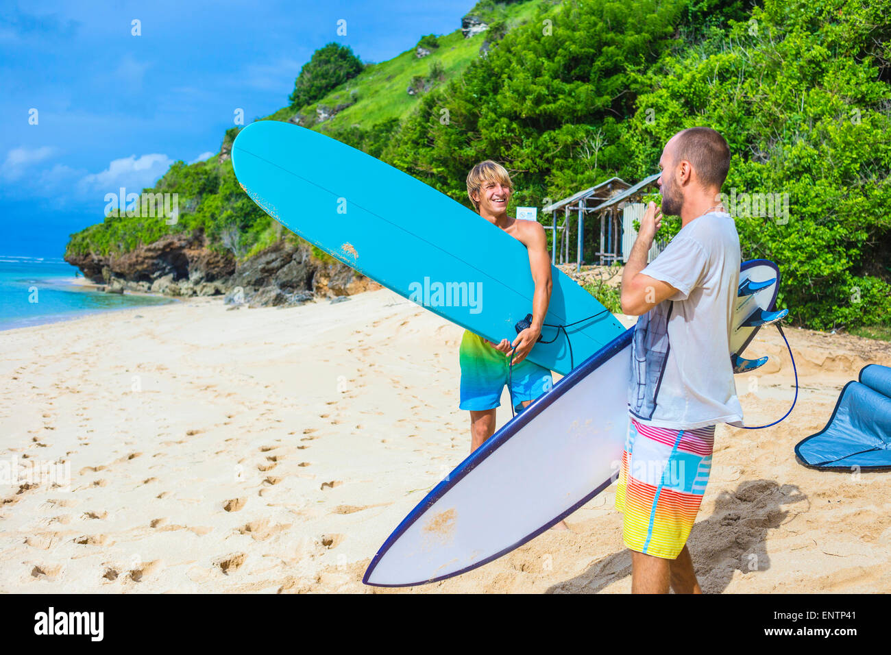 Surfer am Strand. Stockfoto